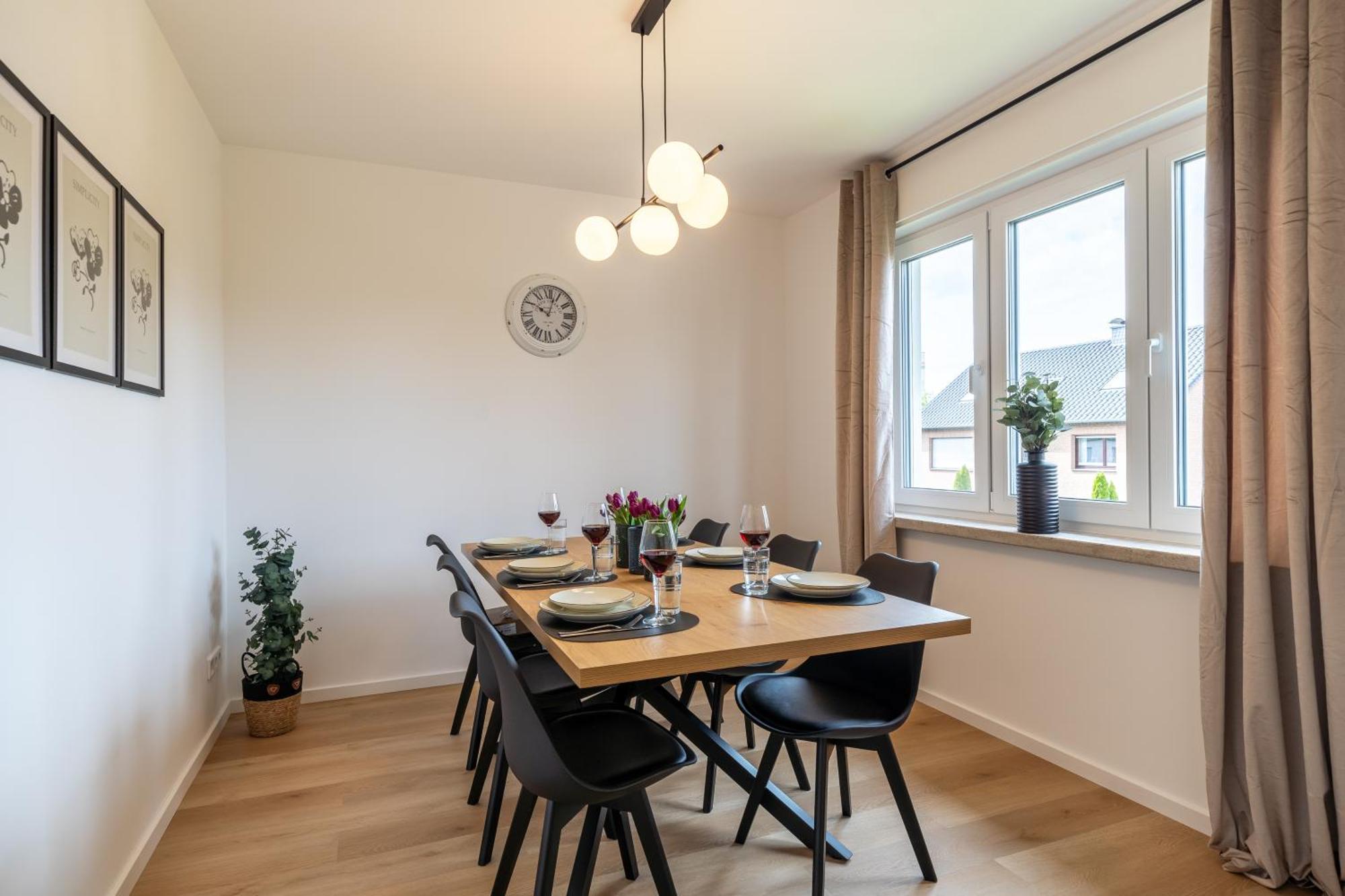Raw-flat Meier - Modern - Stylisch - Balkon - Netflix
